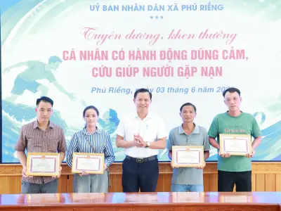 Thưởng nóng 5 cá nhân dũng cảm cứu người gặp nạn do mưa lũ