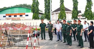 Thượng tướng Lê Quang Minh kiểm tra hiện trường tìm kiếm liệt sĩ ở Quảng Ngãi