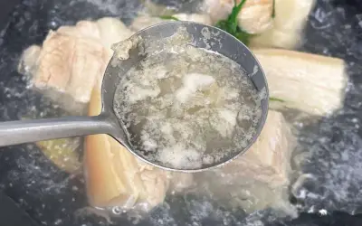 Thịt luộc: Lợi ích sức khỏe và sự thật về bọt trắng khi luộc