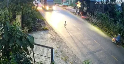 Thót tim cảnh bé 18 tháng ở Phú Thọ chạy ra đường lớn giữa dòng xe lao vun vút