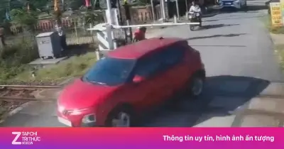 Tài xế ô tô điện vượt rào chắn đường sắt khi tàu đến bị phạt 20 triệu