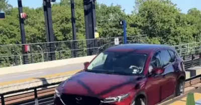 Tin GPS: Nữ tài xế 70 tuổi lái Mazda thắng lên đường ray tàu điện trên cao