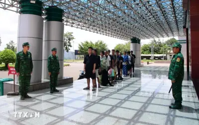 Tiếp nhận 12 công dân Việt Nam do Campuchia trao trả