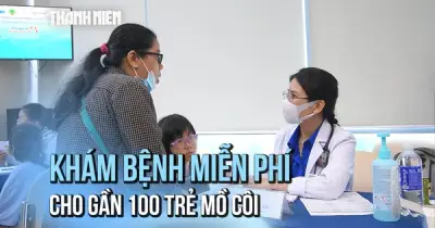 Trao quà và tiền mặt cho trẻ mồ côi vì Covid-19