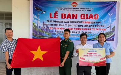 Trao tặng công trình Ánh sáng biên cương tại xã Hưng Phước