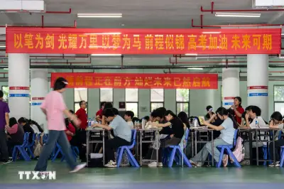Trung Quốc kiểm tra kính mắt ngăn gian lận thi đại học