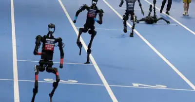 Vì sao Trung Quốc liên tục cho robot hình người biểu diễn nhào lộn, múa côn, chạy marathon?
