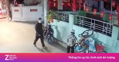 Video: Chủ nhà đứng hình khi thấy cô đồng nát đặt xe đạp dựng trước cửa