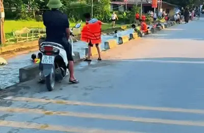 Video: Hàng chục người tắm mát dưới con mương nằm sát đường lớn