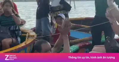 Video: Khách Tây reo hò khi người lái thúng lặn sóng giúp tìm điện thoại