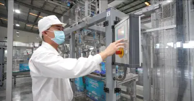 Vinamilk kiểm soát chất lượng sữa bột với hơn 400 tiêu chí khắt khe