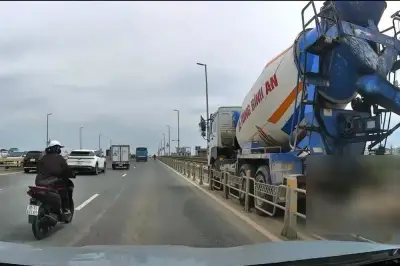 Xe ben va chạm xe máy trên đường dẫn cầu Nhật Tân, 1 người tử vong