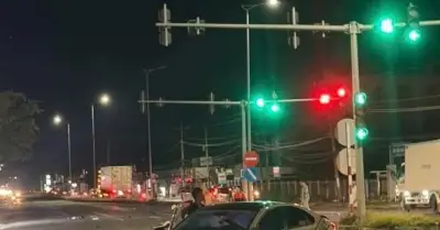 Xe máy dừng đèn đỏ bị ô tô tông từ phía sau, 2 người tử vong