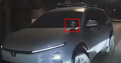Xe ô tô gắn đèn siêu sáng rọi thẳng vào xe đối diện ở Hà Nội gây bức xúc