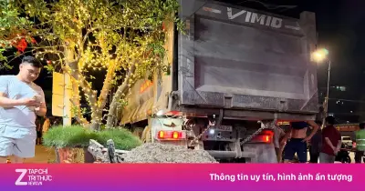 Xe tải băng qua đường sắt bị tàu hỏa húc văng ở Hà Nội