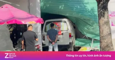 Xe tải húc xe van lao vào siêu thị mini, may mắn không thương vong
