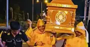 7 bị can trong vụ khiêng quan tài diễu phố bị khởi tố, bắt tạm giam