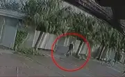 Argentina: Chồng phát hiện vợ ngoại tình, nổ súng vào tình địch