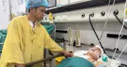 Bố mẹ nghèo bán sạch thóc không đủ tiền cứu con trai tai nạn nguy kịch