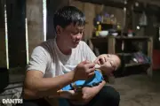 Bố đơn thân gồng mình nuôi 4 con, trong đó 1 bé bại não nằm liệt giường