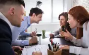 Bị sếp làm bẽ mặt: Người khôn ngoan làm 2 việc này, không im lặng hay cãi lại