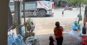 Bé trai 3 tuổi băng qua đường bị xe tải tông tử vong
