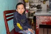 Bé trai mắc u não chờ tiền cứu chữa: 'Mẹ đừng bỏ con!'