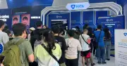 Bức tường An ninh mạng giữa phố đi bộ Nguyễn Huệ hút khách xếp hàng
