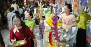 Buffet bánh dân gian và trái cây miễn phí tại bến Ninh Kiều Cần Thơ
