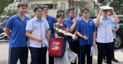 Cô giáo rong ruổi 5 điểm thi gặp học trò, phụ huynh nghỉ việc đồng hành cùng con