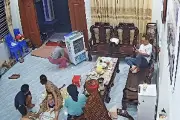 Cả nhà vui mừng khi nghe con nức nở báo điểm thi lớp 10
