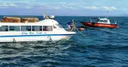 Ca nô du lịch chở 19 người chìm trên biển Cửa Đại, được cứu kịp thời