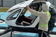 CEO 5S Media trải nghiệm taxi bay không người lái EH216-S tại Quảng Châu