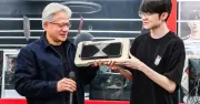 CEO Nvidia Jensen Huang ghé thăm T1 Base Camp, ký tặng RTX 5090 cùng Faker