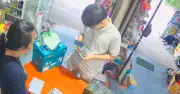 Chủ cửa hàng văn phòng phẩm trả lại 7 triệu đồng cho khách Trung Quốc