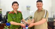 Chị chủ quán cơm nhặt ví tiền, mang đến công an trả người đánh rơi