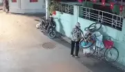 Chủ nhà sốc khi cô đồng nát 'tiện tay nhặt' xe đạp dựng trước cửa