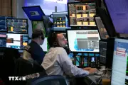 Chứng khoán Mỹ tăng nhẹ phiên cuối tuần, Dow Jones vượt mốc 40.000