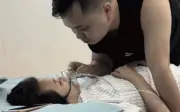 Chồng tháo mặt nạ oxy hôn vợ lần cuối trước khi vợ qua đời
