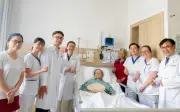 Chạy đua thời gian tái thông mạch não cho hai bệnh nhân cao tuổi
