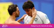 Cái ôm đầy cảm xúc của Bernardo Silva dành cho Khusanov sau trận thua 0-5