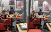 Clip cụ ông U90 đưa vợ đi ăn gà rán gây sốt mạng xã hội