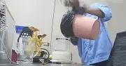 Clip gây sốc: Nhân viên đổ nước bẩn từ thùng rác vào cốc đồng nghiệp