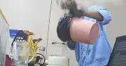 Clip gây sốc: Nhân viên vệ sinh đổ nước bẩn từ thùng rác vào cốc đồng nghiệp
