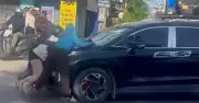 Công an xác minh clip ba người phụ nữ bám trên nắp capo ô tô đang chạy ở Hà Nội