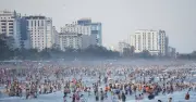 Cảnh 'biển người' tại Sầm Sơn gây sốt mạng xã hội