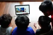 Cảnh giác thao túng tâm lý trẻ trên mạng: Chiêu trò tinh vi và giải pháp