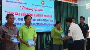Cảnh sát biển 2 hỗ trợ ngư dân bị cháy tàu tại Gia Lai