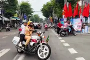 Cảnh sát bật còi ưu tiên đưa nữ thí sinh ngủ quên tới điểm thi
