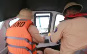 CSGT đường thủy kiểm tra nồng độ cồn trên sông Luộc ở Hưng Yên